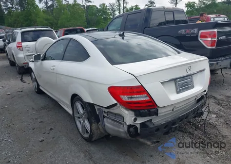 2013 Mercedes-Benz C 250 из США, поврежденный, VIN WDDGJ4HB5DG040733